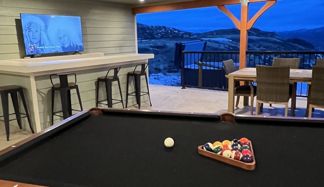 Hot tub, EV charger, VIEWS, games