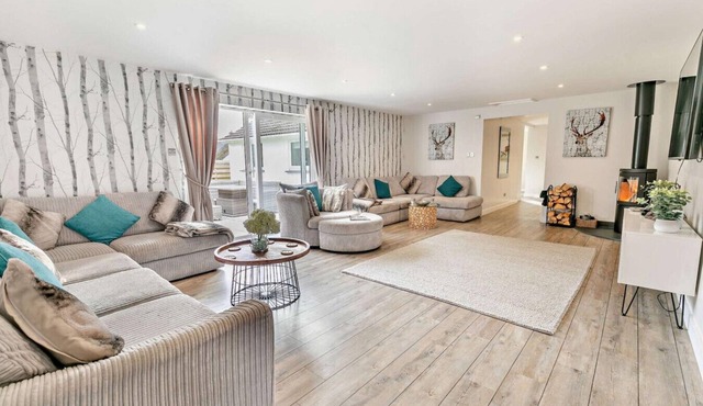 Hot Tub, family and pet friendly home with games room