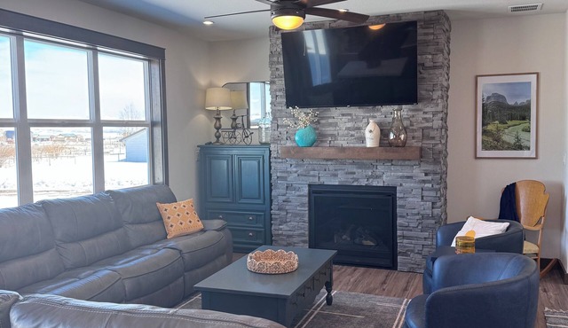 HOT TUB - Family friendly spacious 4-bedroom house in charming Pinedale