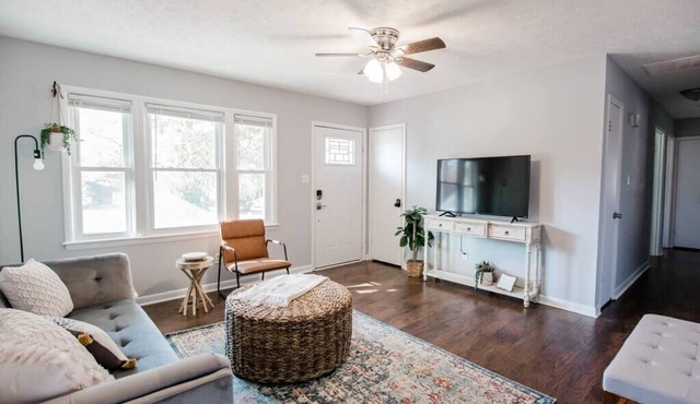 HOT TUB, Fenced in Yard, Pet Friendly, Game room