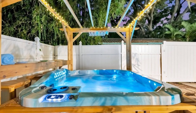 Hot Tub & Fenced-In Near Downtown! Pets Welcome!