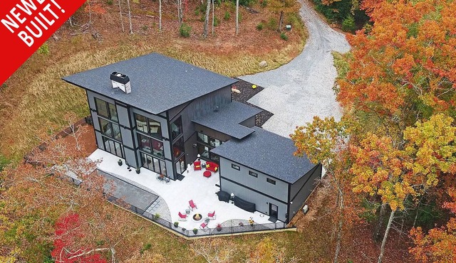 Hot Tub, Fenced Patio & Yard, Handicap Accessible, 2-Car Garage, Bocce Ball