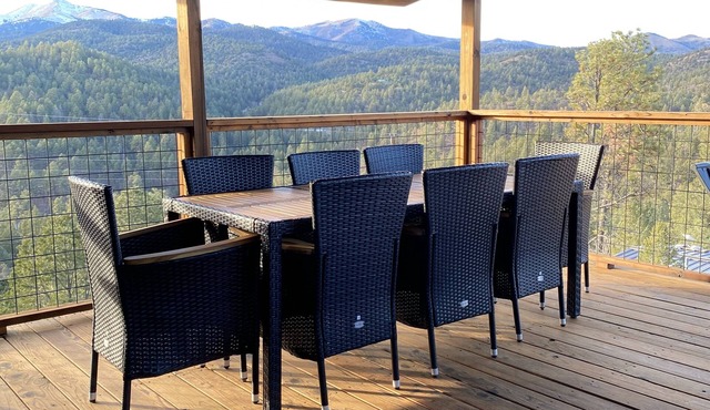 Hot Tub. Fenced Yard. Pet Friendly. Great Central Location!