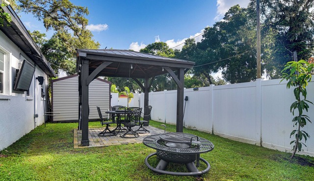 Hot Tub & Fenced Yard: Tranquil Home in Valrico!