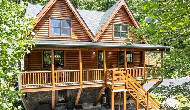 Hot Tub, Fiber-optic WiFi, Pool Table, Playground, EV charger. Cozy Log Cabin.