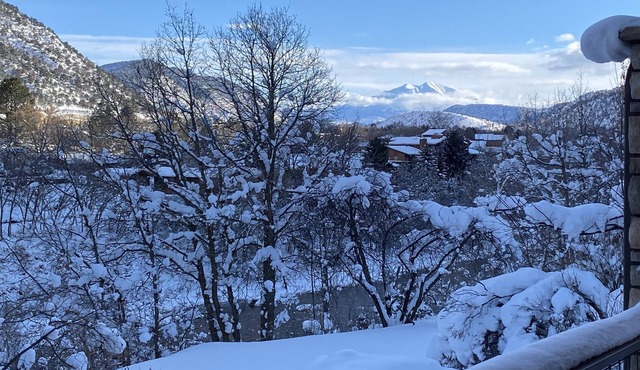 Hot Tub & Fire-Pit on the River with Mountain Views, Minutes to Downtownn