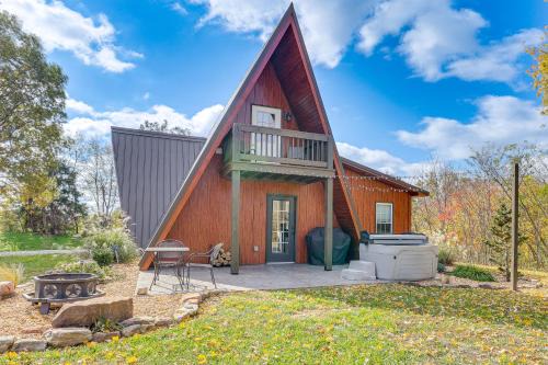 Hot Tub, Fire Pit, BBQ, On-Site Pond: Kenton Cabin
