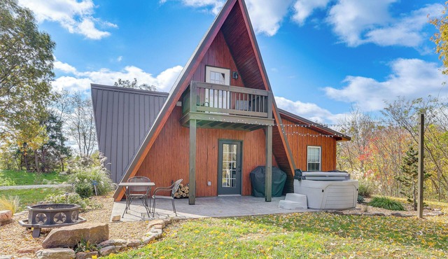 Hot Tub, Fire Pit, BBQ, On-Site Pond: Kenton Cabin