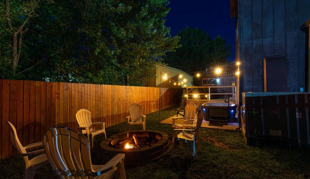 Hot Tub + Fire pit + Corn Hole + BBQ + Game Room + Spa Bath