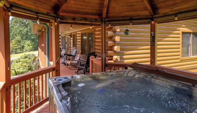 Hot Tub - Fire Pit - Covered Porch