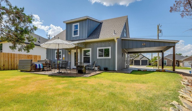 Hot Tub & Fire Pit! Cozy Granbury Escape Near Lake
