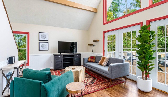 Hot Tub, Fire Pit, Deck, Grill, WiFi, Dog-Friendly