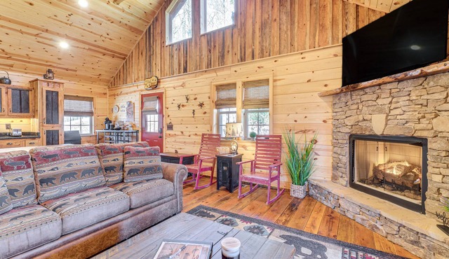 Hot Tub + Fire Pit: Dog-Friendly Cabin in Murphy!