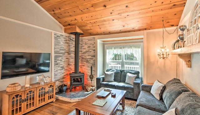 Hot Tub, Fire Pit Family-Friendly Murphy Home