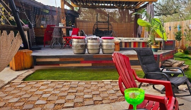 Hot tub-fire pit-game room-3 decks -Lake Travis-sleeps 6-house near Austin Texas
