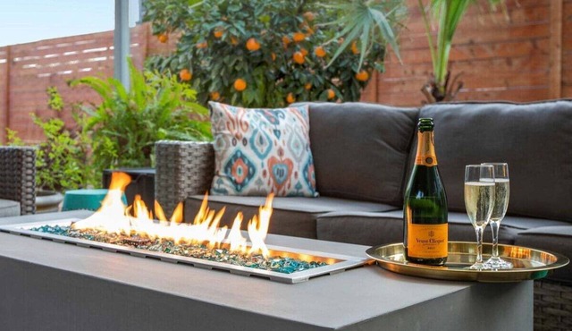 Hot tub, fire pit, game&yoga lawn, Walk to Dtown!