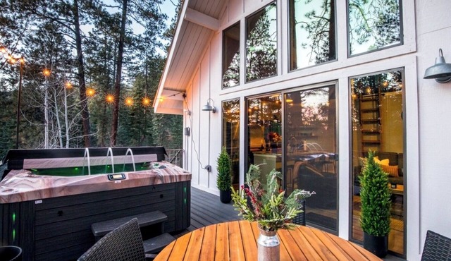 Hot Tub + Fire Pit - Games + Loft - 20min to Durango-Silverton Train
