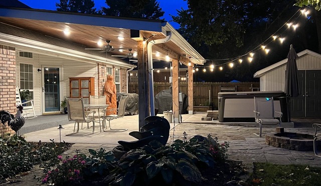 Hot tub, fire pit, great outdoor space, by Coler bike trails, Bentonville Square
