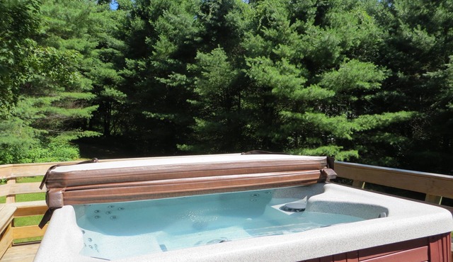 Hot tub, Fire Pit & Grill. Sleeps 22, 9bedrooms. Mins to Storyland & Saco River.