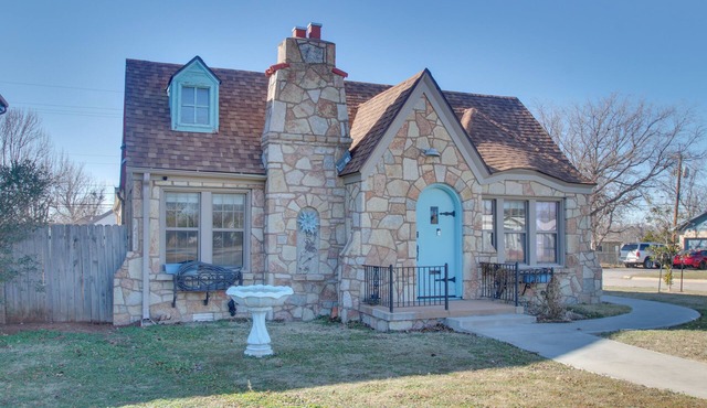 Hot Tub, Fire Pit & Grill: Stone Cottage in Lawton
