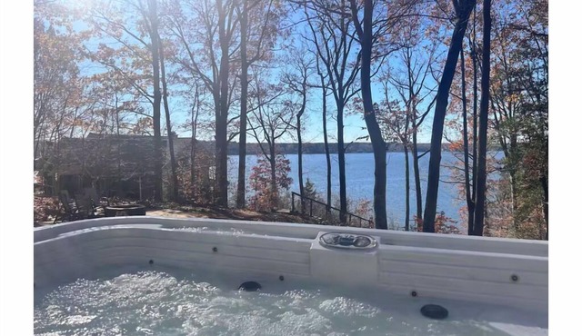 Hot Tub, Fire Pit, Kayak,Water Slide, Pet Friendly