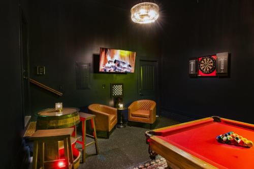 Hot Tub, Fire Pit, King Bd & IG Opps - 5 min to DT