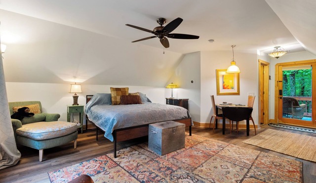 ♨️Hot Tub🔥Fire Pit🛏️King🍔Grill🌲Deck🎦ROKU📧WiFi🐟Pond🍷Wineries🏞️Waterfalln