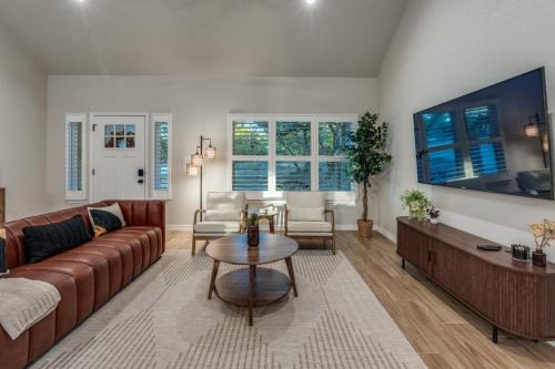 Hot Tub, Fire Pit, LUX Interior, Pet Friendly
