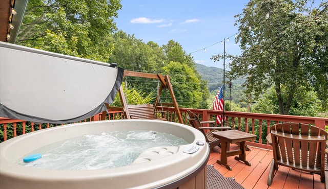 Hot Tub, Fire Pit & Mountain Views + Biltmore Pass | Cozy One-Level Cabin