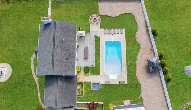 Hot tub, Fire-pit, Pool Table, Heated Pool