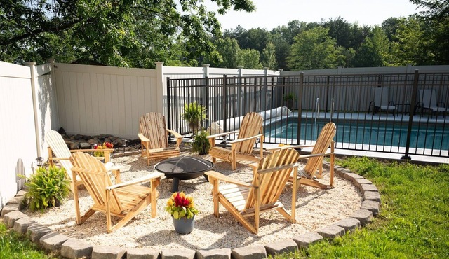 Hot Tub, Fire Pit, Private Backyard - Near Wineries & SPIRE