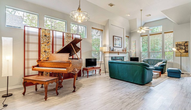 Hot Tub, Fire Pit: Retreat in The Woodlands!