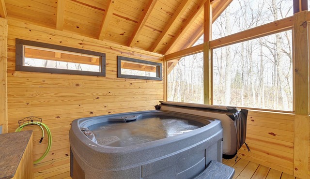 Hot Tub & Fire Pit: Romantic Getaway in Frenchburg