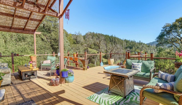 Hot Tub + Fire Pit: Secluded Dos Rios Escape!