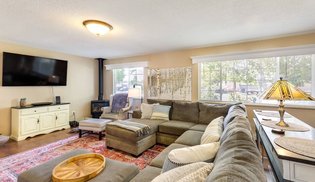 Hot Tub & Fire Pit: Serene Clifton Retreat!