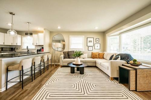 Hot Tub - Fire Pit - Shuffleboard - Walk to Track - Family Friendly