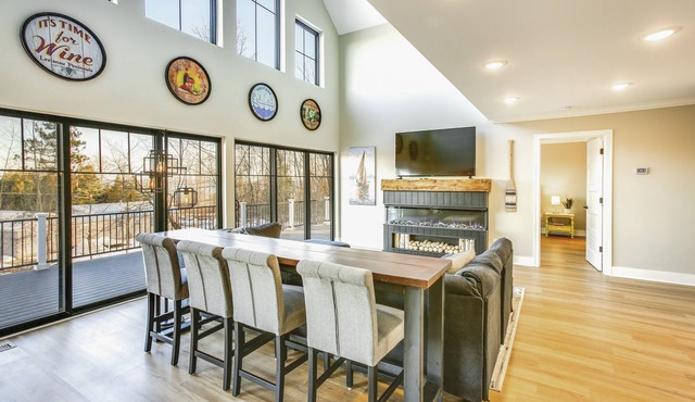 Hot Tub & Fire Pit: Suttons Bay Home Near Wineries