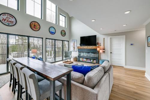 Hot Tub & Fire Pit: Suttons Bay Home Near Wineries