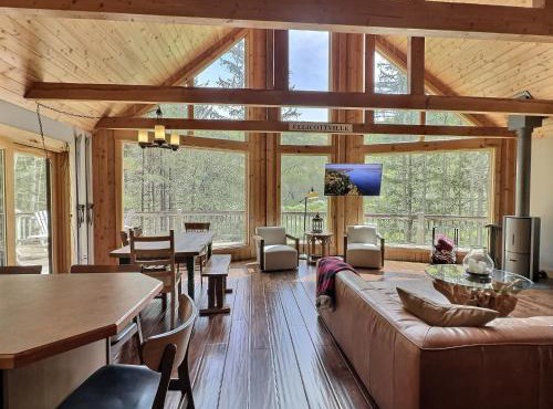 Hot Tub & Fire Pit~The Pines Chalet