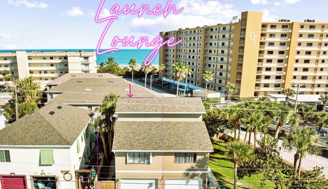 Hot Tub~Fire Pit~Beach 2 Min Walk~Game Room~Rooftop Launch Viewing