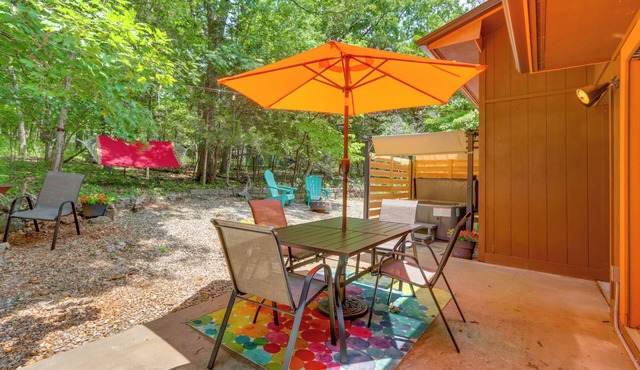 Hot Tub & Fire Pit: Holiday Island Getaway!