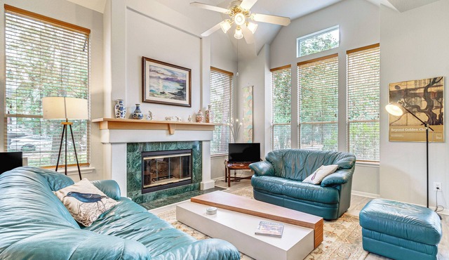 Hot Tub, Fire Pit: Retreat in The Woodlands!
