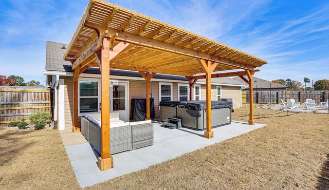 Hot Tub & Fire Pit: Home Near Downtown Texarkana