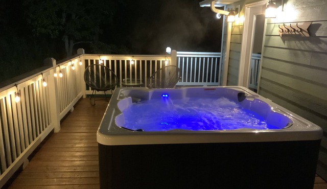 Hot Tub+Fire Pit, WiFi, Close to AVL+Burnsville! Perfect Location! Easy Access!