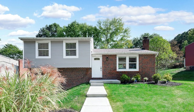 Hot Tub, Fire Pit, 75” Smart Tv… Fully renovated house w/fully stocked kitchen!
