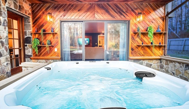 Hot Tub, Firepit, 2-King Bed Suites, Game Room, Coffee Bar, BBQ, WIFI 200 +mbps