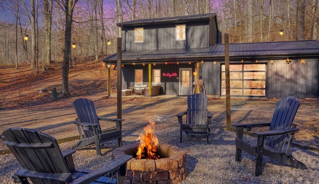 Hot Tub~Firepit~Axe Throw~Near Ash, Old man’s cave, Cedar falls