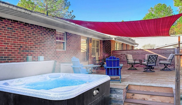 Hot tub, Firepit, BBQ, Full kitchen, SmartTV, King,Pet