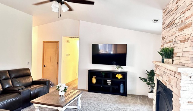 HOT TUB! Firepit - Bright Open-Near Airport & Freeway