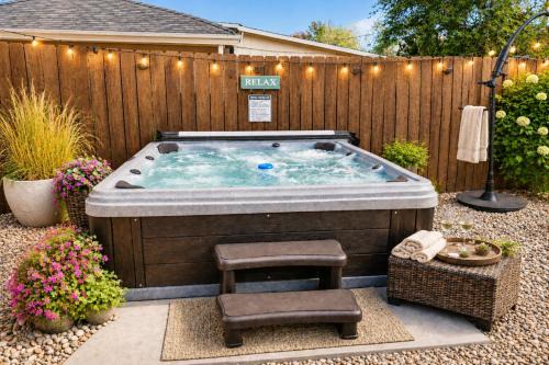 Hot tub, firepit, fenced yard, & BBQ near Airport